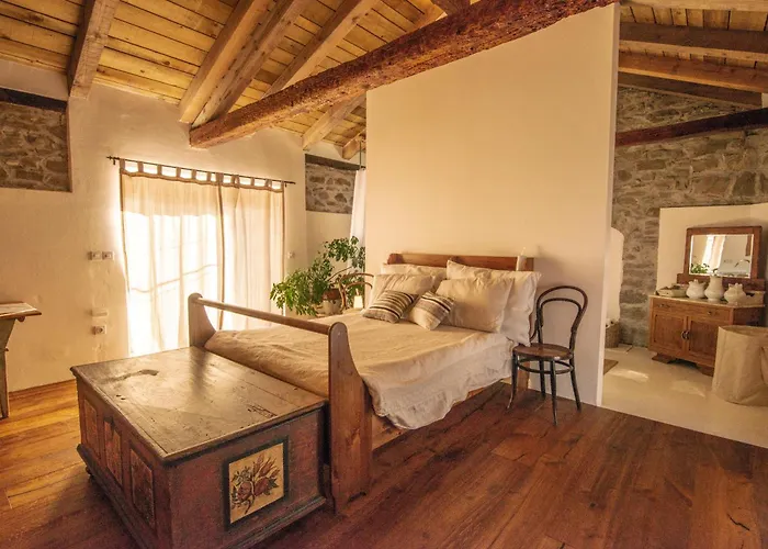 Podraga18 - Heritagestonebarn Podnanos photo
